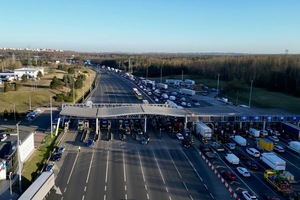 policjant w trakcie kontroli trzeźwości kierujących.