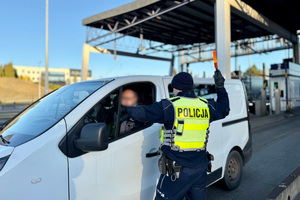 policjant w trakcie kontroli trzeźwości kierujących.