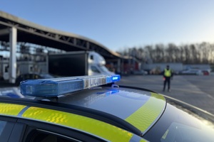 policjant w trakcie kontroli trzeźwości kierujących.