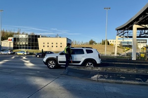 policjant w trakcie kontroli trzeźwości kierujących.