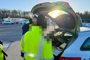 policjant w trakcie kontroli trzeźwości kierujących.