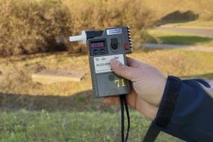 policjant w trakcie kontroli trzeźwości kierujących.