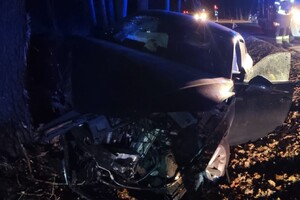 rozbity na drzewie samochód.