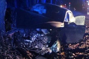 rozbity na drzewie samochód.