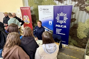 policjantka w trakcie rozmowy z zainteresowanymi kandydatami.