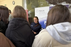 policjantka w trakcie rozmowy z zainteresowanymi kandydatami.