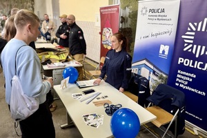 policjantka w trakcie rozmowy z zainteresowanymi kandydatami.