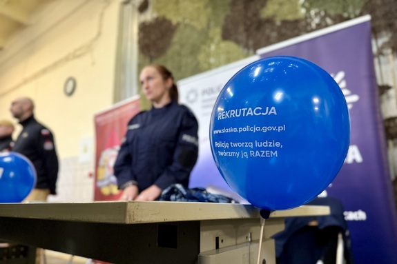 policjantka w trakcie rozmowy z zainteresowanymi kandydatami.