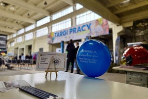 policjantka w trakcie rozmowy z zainteresowanymi kandydatami.