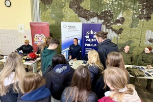 policjantka w trakcie rozmowy z zainteresowanymi kandydatami.