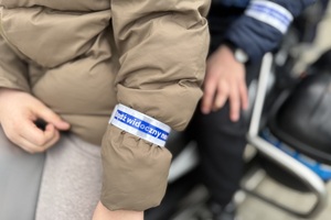 policjanci na pikniku pokazują policyjne pojazdy dzieciom