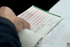 policjant w trakcie kontroli drogowej