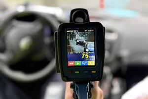 policjant w trakcie kontroli drogowej