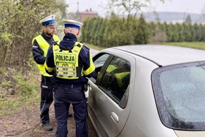policjant w trakcie kontroli drogowej