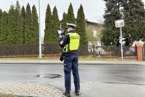 policjant w trakcie kontroli drogowej