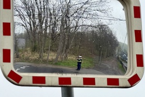 policjant w trakcie kontroli drogowej