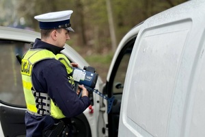 policjant w trakcie kontroli drogowej