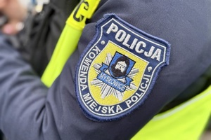 policjant w trakcie kontroli drogowej