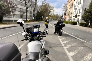 policjanci w trakcie kontroli motocyklisty