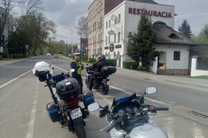 policjanci w trakcie kontroli motocyklisty