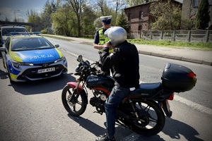 policjanci w trakcie kontroli motocyklisty