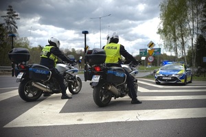 policjanci w trakcie kontroli motocyklisty