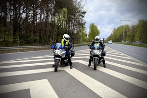 policjanci w trakcie kontroli motocyklisty