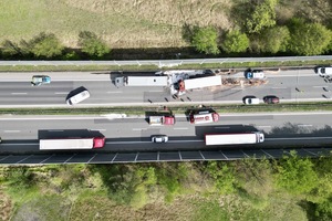 miejsce zdarzenia dwóch ciężarówek i pracujące na miejscu służby