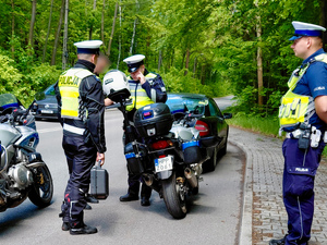 policjanci w trakcie kontroli trzeźwości kierującego.