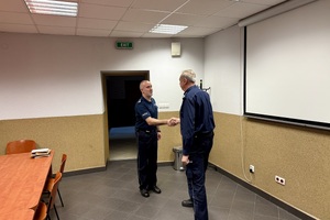 policjanci w trakcie rozwiązywania testu