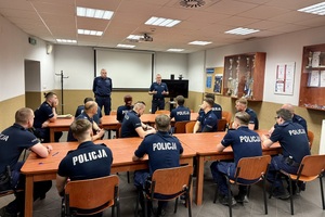 policjanci w trakcie rozwiązywania testu