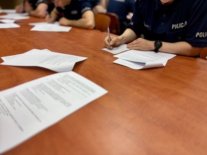 policjanci w trakcie rozwiązywania testu