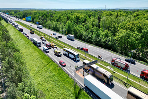 miejsce zdarzenia drogowego z udziałem dwóch autokarów