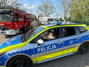 policyjny radiowóz na festynie szkolnym