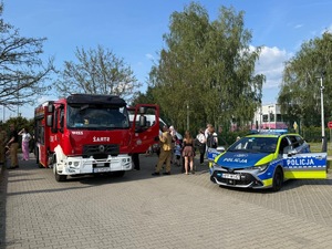 policyjny radiowóz na festynie szkolnym