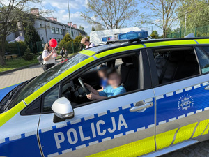 policyjny radiowóz na festynie szkolnym