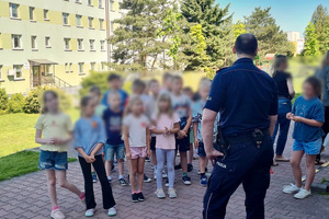 policjanci w trakcie rozmowy z dziećmi