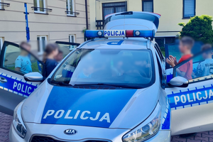 policjanci w trakcie rozmowy z dziećmi