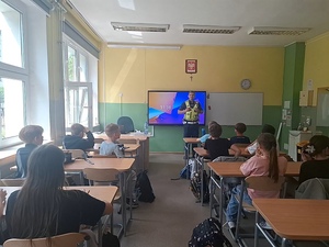 Policjant ruchu drogowego podczas spotkania z uczniami Szkoły Podstawowej nr 10 w Mysłowicach omawiał nowe przepisy dotyczące obowiązkowego używania kasków ochronnych przez osoby do 16. roku życia.