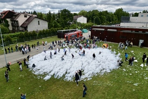 służby mundurowe prezentujące swój sprzęt przed komendą straży pożarnej.