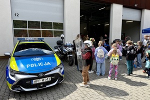 służby mundurowe prezentujące swój sprzęt przed komendą straży pożarnej.