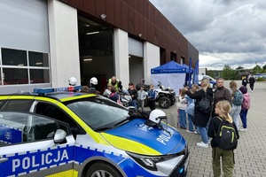 służby mundurowe prezentujące swój sprzęt przed komendą straży pożarnej.