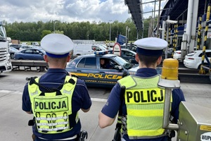 policjanci wykonujący czynności na autostradzie
