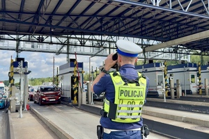 policjanci wykonujący czynności na autostradzie