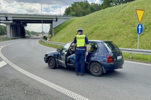 policjanci wykonujący czynności na autostradzie