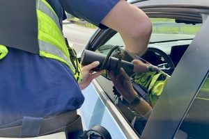 policjanci wykonujący czynności na autostradzie
