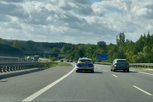 policjanci wykonujący czynności na autostradzie