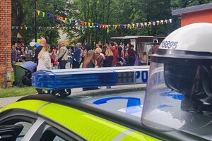 policjanci na pikniku w przedszkolu