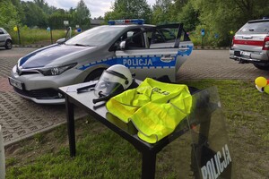 policjanci na pikniku w przedszkolu