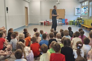 policjanci na pikniku w przedszkolu
